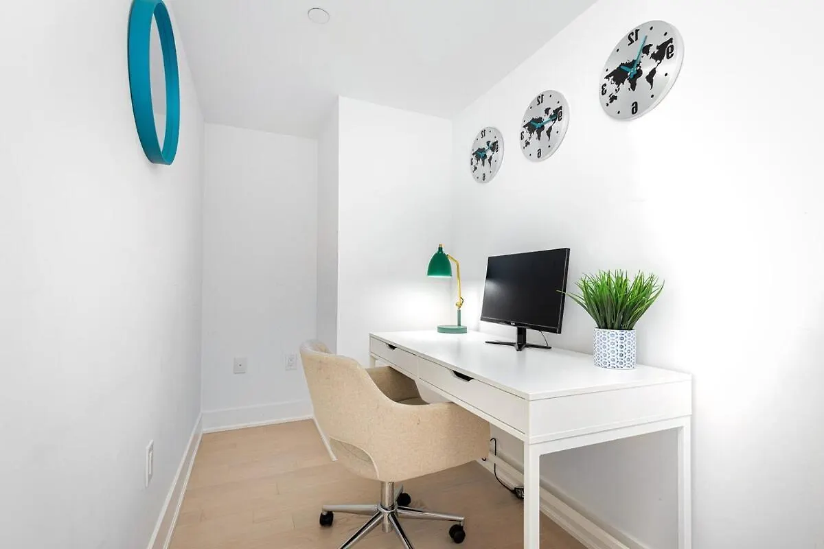 1Br With Sofa Bed That Sleeps 3 By Yorkville! Toronto Apartment