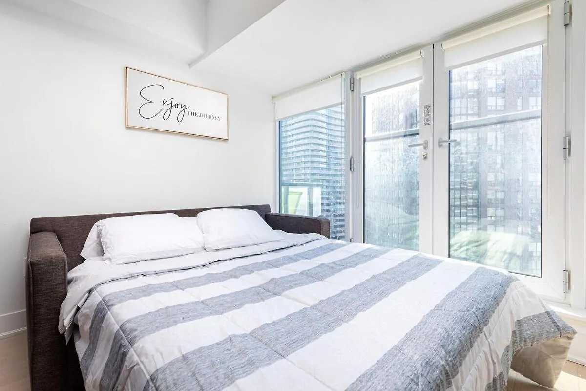 1Br With Sofa Bed That Sleeps 3 By Yorkville! Toronto Apartment